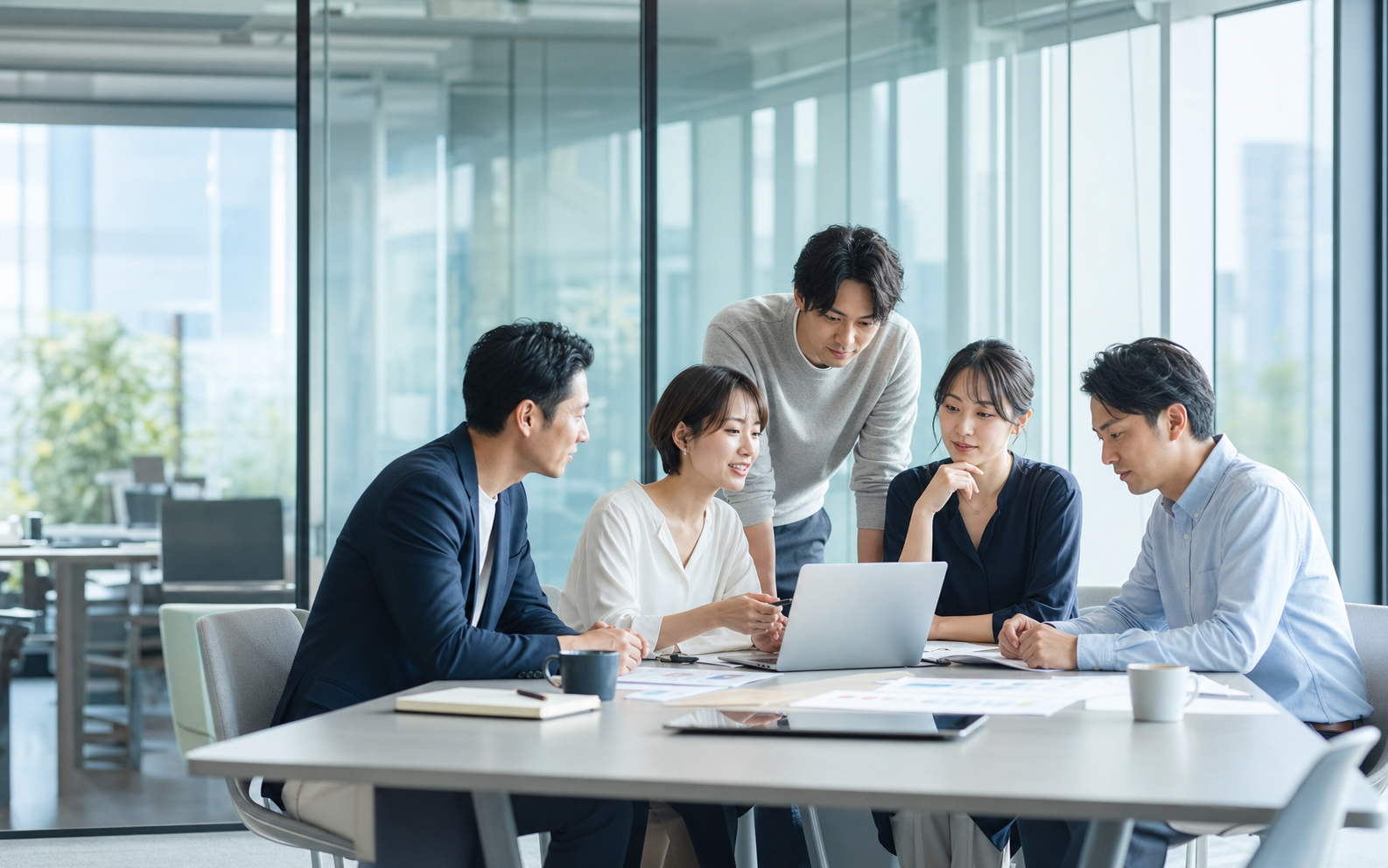 オフィスで営業戦略を話し合う原点のチームイメージ